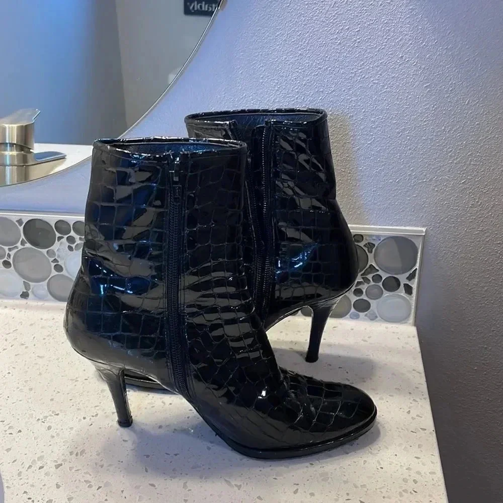 St John woman’s patent leather boots - Picture 14 of 15